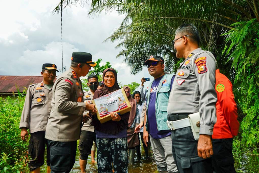 Kapolresta Pekanbaru Kombes Pol Jeki Rahmat Mustika saat memberikan bantuan Sembako kepada masyarakat Kecamatan Rumbai, Kamis (11/12024).