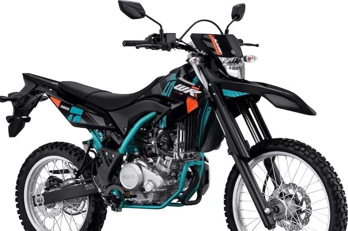 WR155R Black memiliki perpaduan warna hitam, cyan dan oranye  mewakili karakter sporty, agresif dan fashionable.