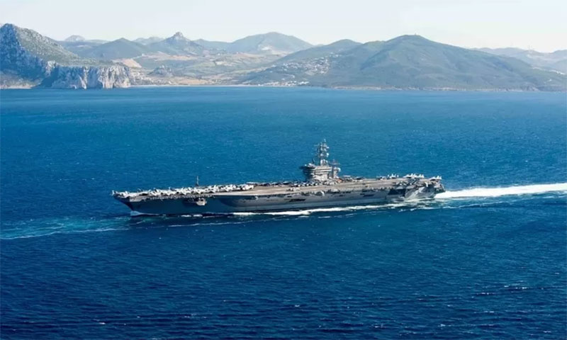 Pada tanggal 13 Juni 2016, file foto yang disediakan oleh Angkatan Laut AS, kapal induk USS Dwight D. Eisenhower transit di Selat Gibraltar ke Laut Mediterania.