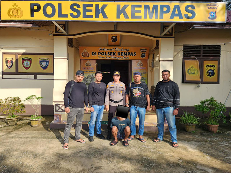Tim Opsnal Unit Reskrim Polsek  Kempas Polres Inhil saat melakukan penangkapan terhadap pelaku penikaman di Pasar Malam Sungai Gantang pada Ahad (31/12/2023) lalu.
