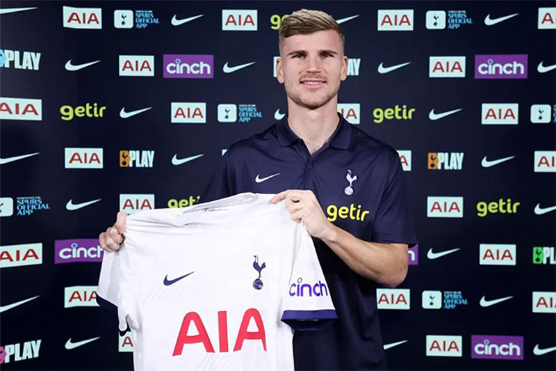 Timo Werner ketika diperkenalkan sebagai pemain Spurs berstatus pinjaman pada Selasa (9/1).