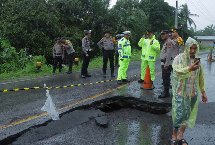 Kapolres Indragiri Hulu AKBP Dody Wirawijaya SIK (empat kanan) mengecek arus lalu lintas di Jembatan Sungai Solok, Desa Barangan, Jalan Lintas Timur Sumatera Km 183.