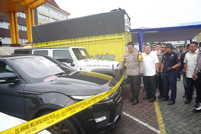 Kapolda Riau Irjen Pol Mohammad Iqbal melihat barang bukti aset milik pelaku phising berinisial DA di Mapolda Riau, Pekanbaru, Kamis (11/1/2024).