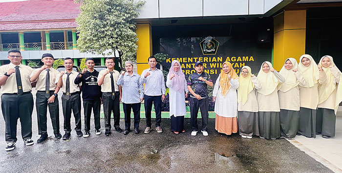 Plt Kakanwil Kemenag Riau Dr H Muliardi foto bersama dengan Kepala MAN 1 Pekanbaru dan siswa usai pelepasan siswa mengikuti program penguatan keagamaan di Pusat Studi Islam dan Bahasa Arab di Bekasi,