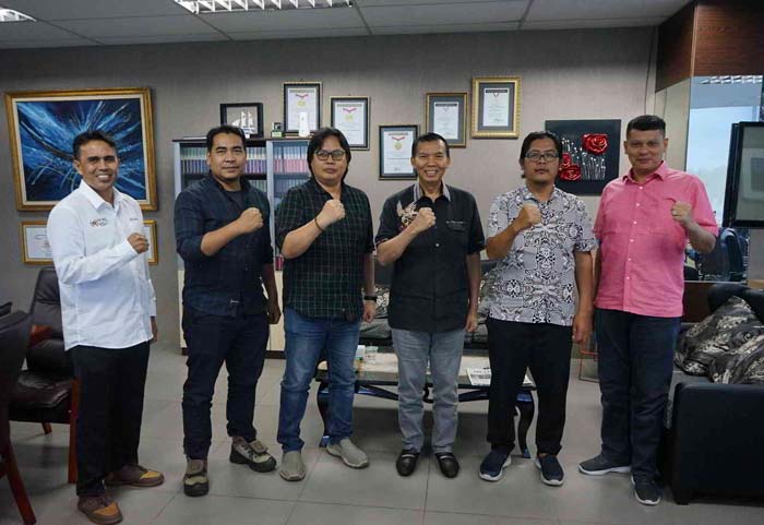Mantan Wali Kota Pekanbaru periode 2012&ndash;2017 dan 2017&ndash;2022 Firdaus ST MT foto bersama dengan Manajemen Riau Pos usai berdiskusi di Kantor Riau Pos, Graha Pena Riau Jalan Soebrantas, Pekanbaru.