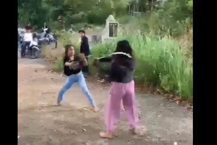 Dua anak perempuan berkelahi menggunakan celurit.