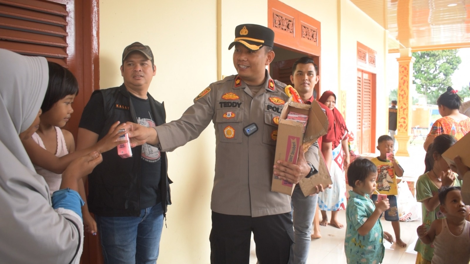 Wakapolres Inhu, Kompol Teddy Ardian SH SIK MH saat memberikan susu kepada anak pengungsi di sekretariat LAMR di komplek Danau Raja Rengat, Sabtu (13/1/2024)