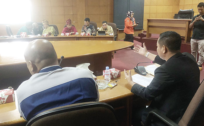 Ketua DPRD Siak Indra Gunawan memberikan penjelasan terkait persoalan banjir yang terjadi di Kecamatan Sungai Apit saat dengar pendapat  dengan PT BSP  di  Gedung DPRD Siak, Jumat (12/1/2024).