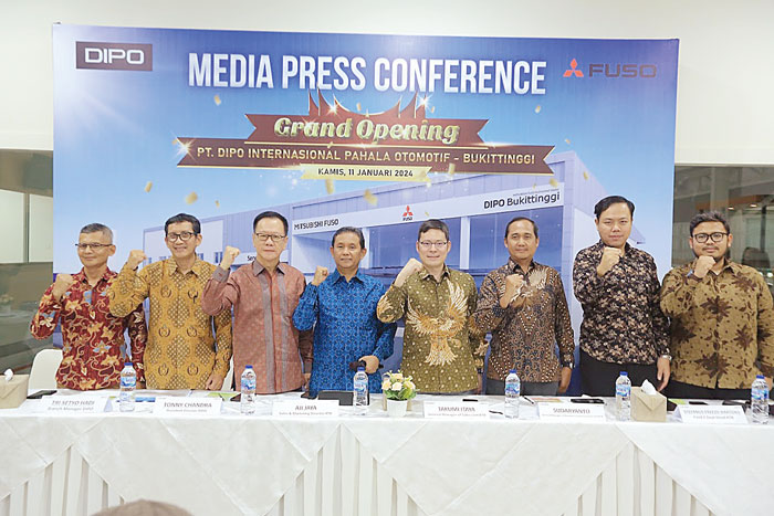 Dari kiri, Branch Manager PT DIPO Bukittinggi Irwan R. Sutopo, Branch Manager PT DIPO Padang Tri Setyo Hadi foto bersama usai konferensi pers relokasi dealer di Kota Bukittinggi, Sumatera Barat, Kamis