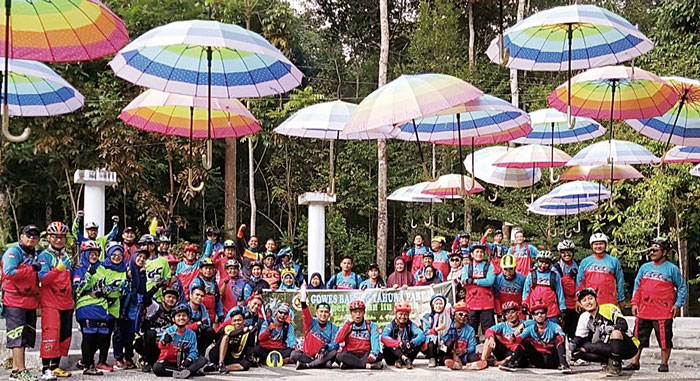 Anggota Tampan Gowes Community foto bersama saat mengikuti gowes, beberapa waktu lalu.