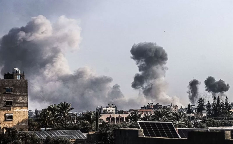 Asap mengepul di wilayah Gaza akibat serangan tak berprikemanusiaan Israel.