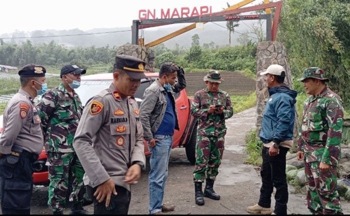 Dandim 0307/Tanahdatar Letkol Czi Sutrisno bersama Forkopimca lainnya, melakukan survei lokasi radius aman, di Posko Gunung Marapi, X Koto, Jumat sore (12/1).