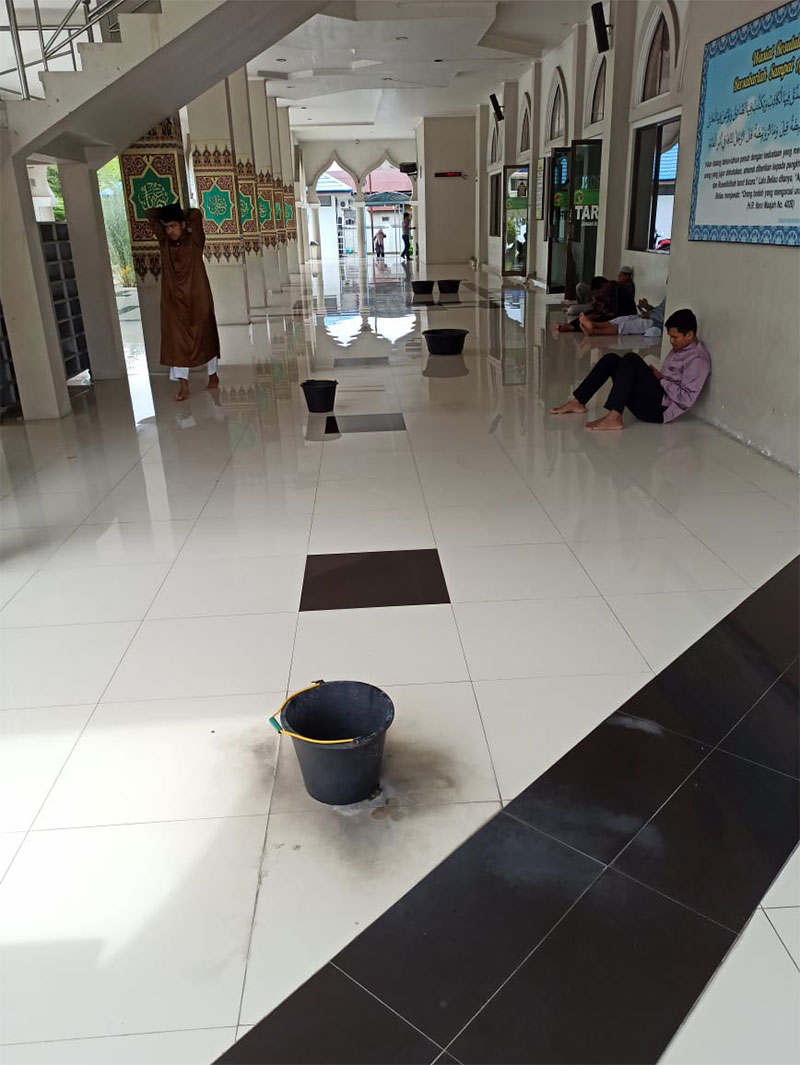 Beginilah kondisi Masjid Agung Istiqomah Bengkalis yang bocor dan tidak terawat yang dikeluhkan warga. Sekretaris Dinas PUPR Bengkalis Erdila sebut masjid ini akan direhab total.