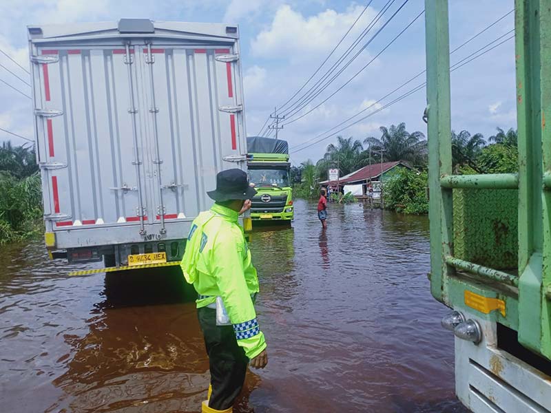 Personel gabungan TNI/Polri berusaha mengevakuasi delapan truk yang mogok di Jalan Lintas Timur (Jalintim) Sumatra Km 83 menuju Km 73 Desa Kemang, Kecamatan Pangkalan