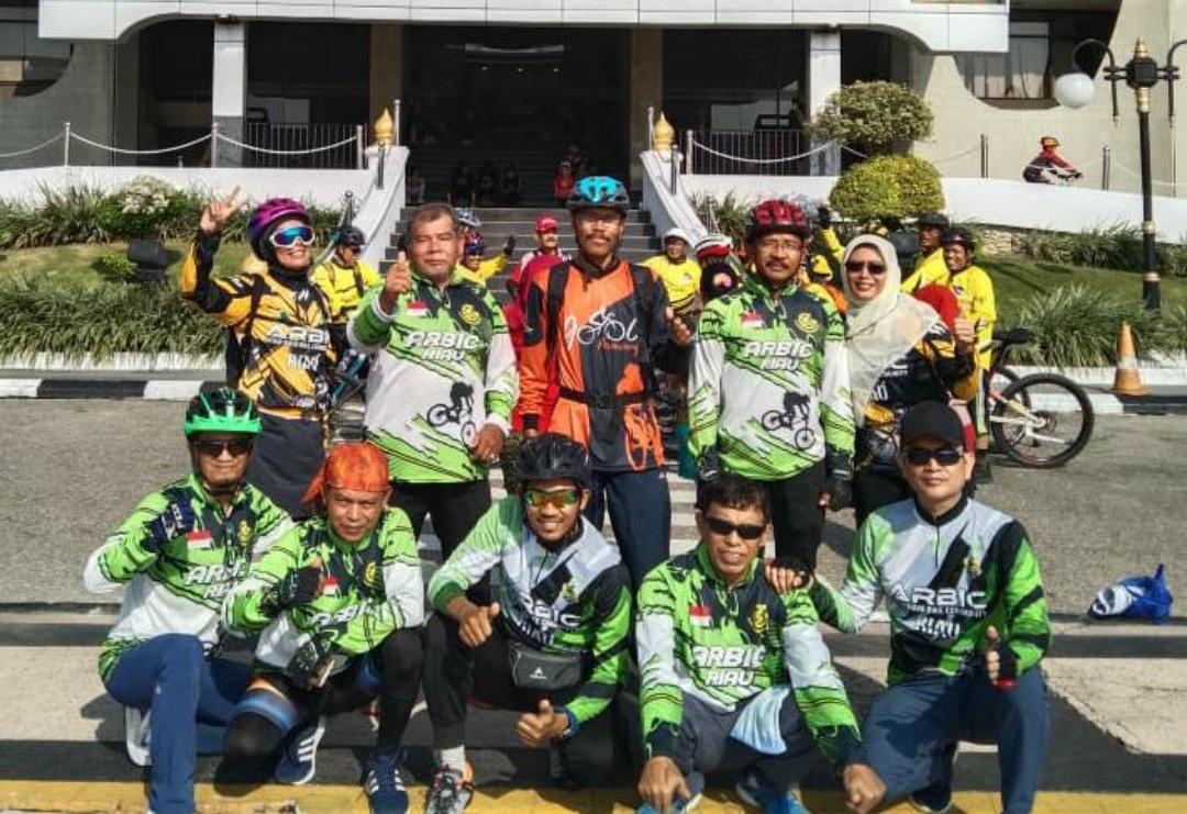 Tim gowes Arbic Perawang, Siak, foto bersama saat mengikuti iven gowes di Pekanbaru.