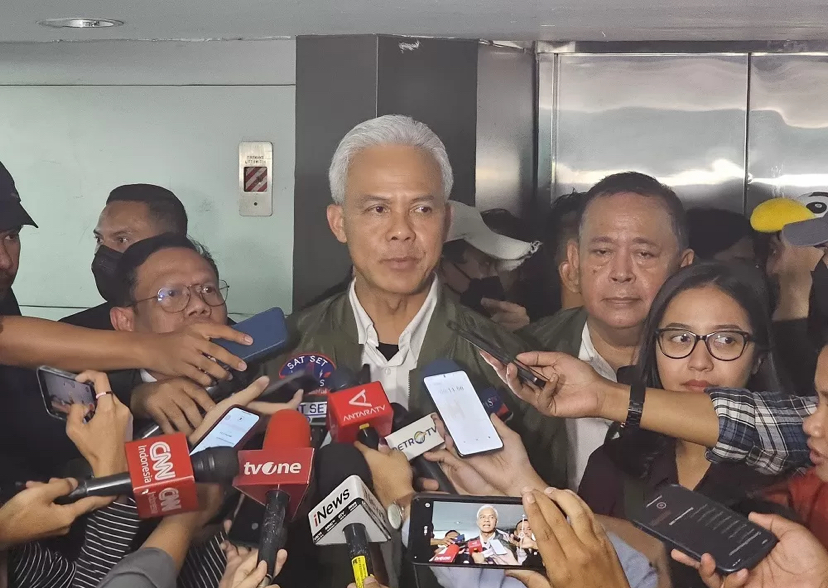 Calon presiden (capres) nomor urut 3, Ganjar Pranowo saat menghadiri dukungan dari ribuan keluarga pensiunan aparatur sipil negara (ASN) di DBL Arena, Surabaya, Jawa Timur, Sabtu (13/1).