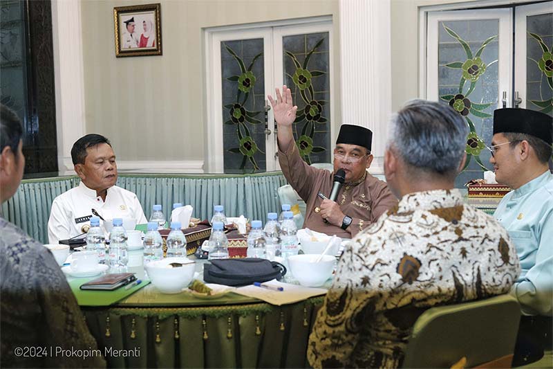 Plt Bupati Kep. Meranti Asmar bersama Gubri Edy Natar Nasution membahas masalah pembagian DBH yang belum diterima Pemkab Kep. Meranti, Jumat (12/1).