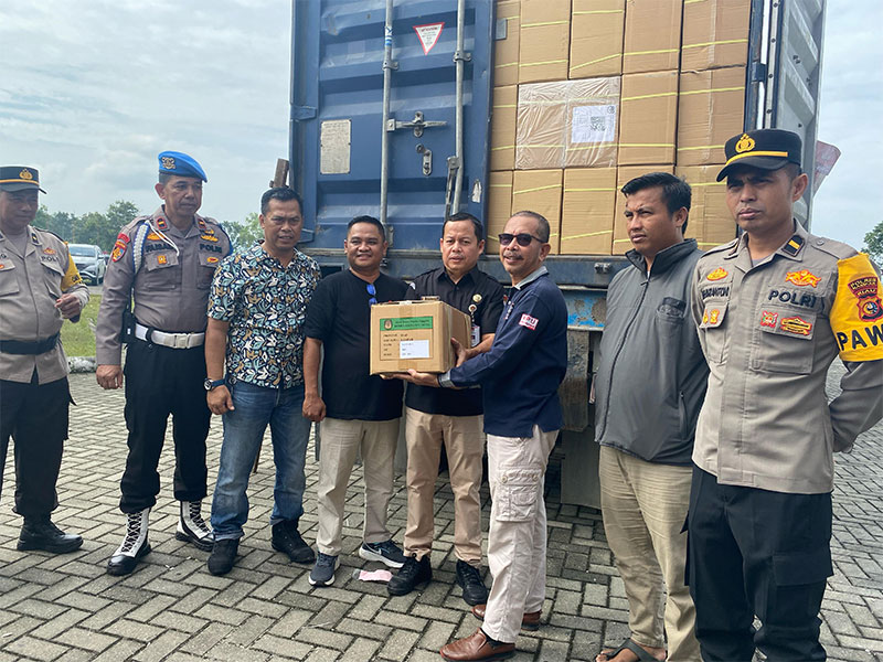 Ketua KPU Kabupaten Kampar Maria Aribeni saat menerima surat suara di  Gudang Logistik  Sport Center Bangkinang Kota, Ahad (14/1/2024).