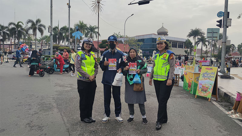 Polwan Ditlantas Polda Riau saat bersama masyarakat, Ahad (14/1/2024).