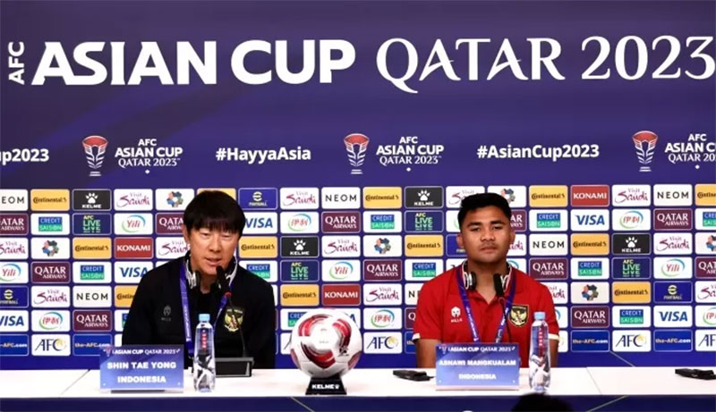 Shin Tae-yong (kiri) dan Asnawi Mangkualam Bahar menatap laga menghadapi Irak dengan optimisme tinggi di Piala Asia 2023.
