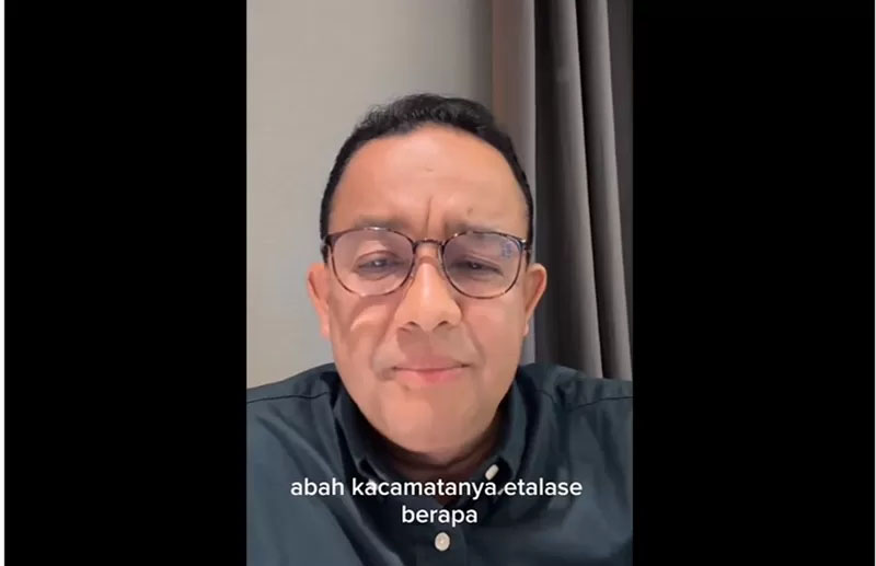 Anies Baswedan saat live TikTok.