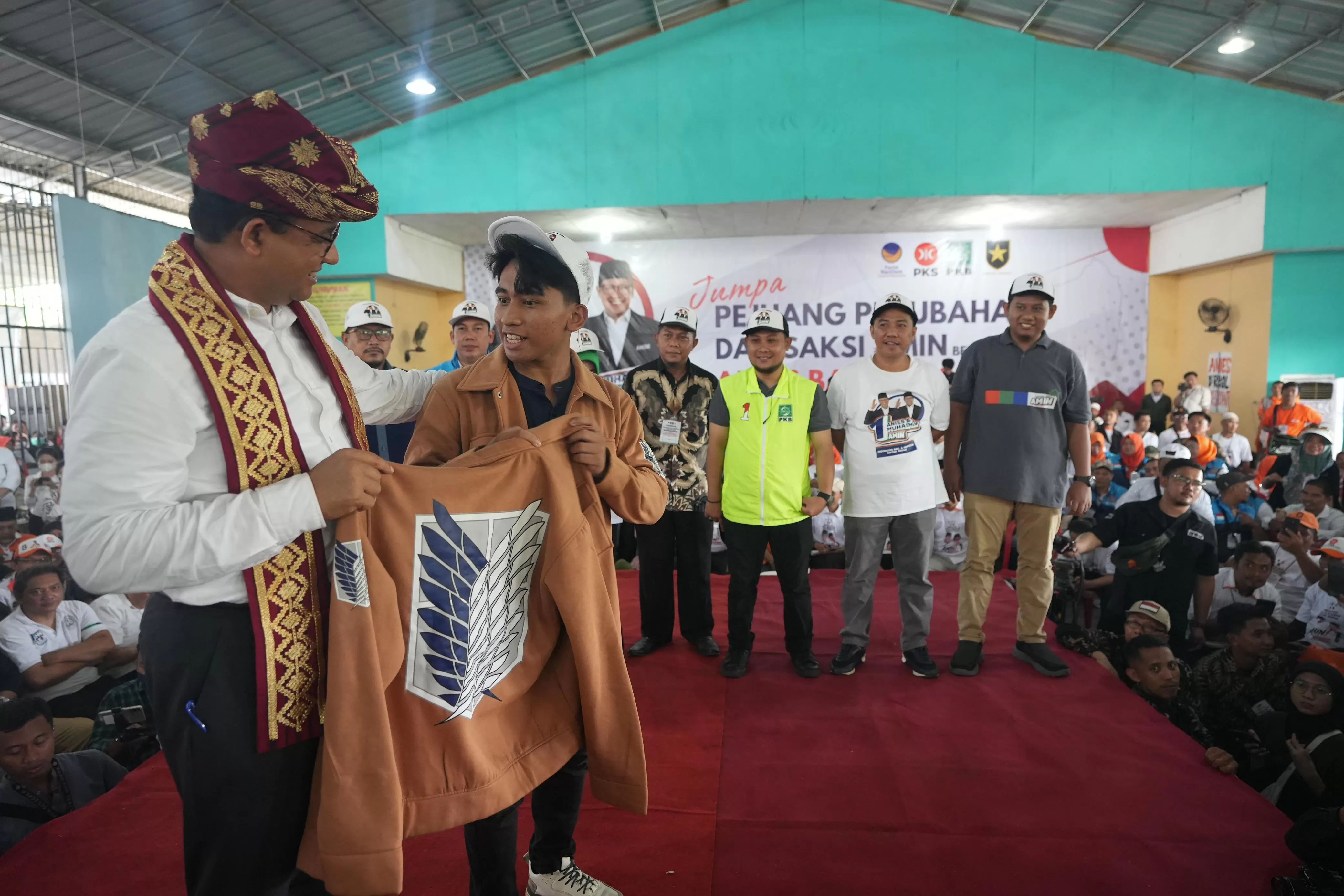 Calon presiden nomor urut 1 Anies Baswedan disematkan jaket berlambangkan pasukan pembebasan dalam anime Attack on Titan oleh seorang pemuda.