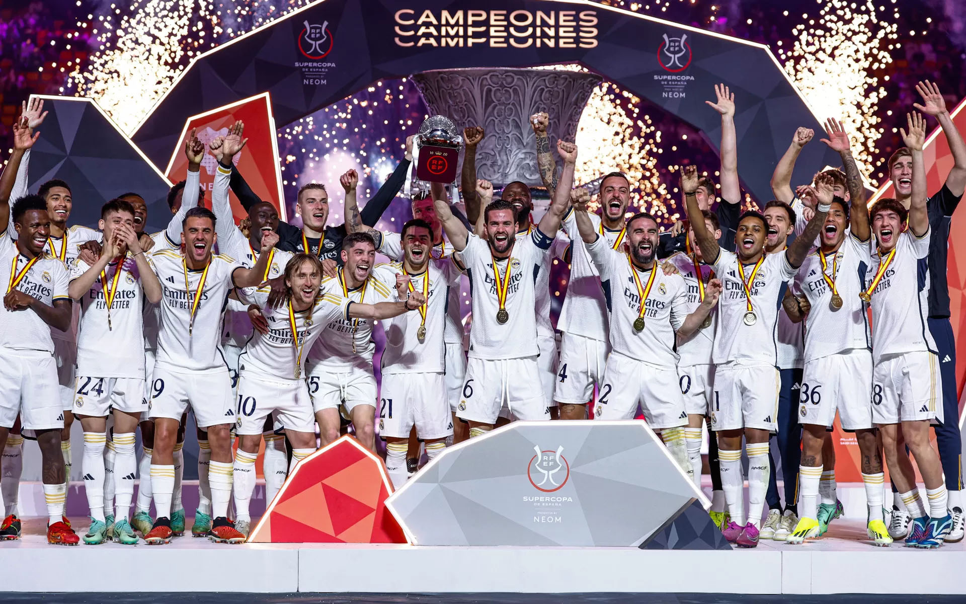 Real Madrid resmi gagalkan Barcelona untuk pertahankan gelar Super Copa tahun lalu. )