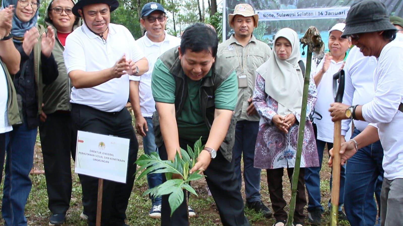 Direktur Jenderal Perhutanan Sosial dan Kemitraan Lingkungan, Bambang Supriyanto didampingi Sekreraris Ditjen PSKL, Mahfudz menanam pohon secara serentak pada Ahad (14/1/2024).