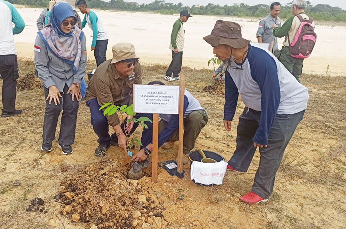 Kepala Badan Standarisasi Instrumen LHK Ary Sudijanto saat melakukan penanaman pohon serentak seluruh  Indonesia di  Desa Tanah Merah, Kampar, Ahad (14/1/2024).