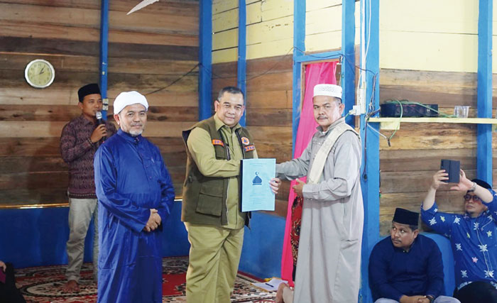 Gubernur Riau H Edy Natar menyerahkan secara simbolis lahan yang akan dikelola masyarakat dari perusahaan di Kabupaten Rohul, Sabtu (13/1/2024).