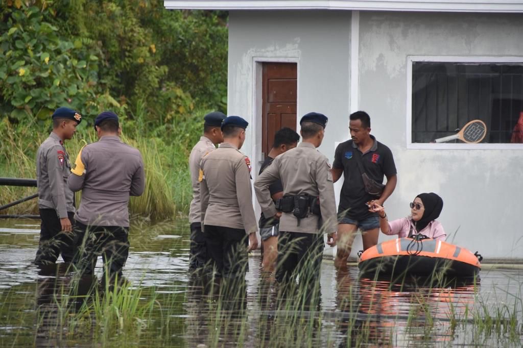 Personel SAR Brimobda Riau saat melakukan patroli di lokasi banjir di Kota Pekanbaru, Senin (15/1/2024).