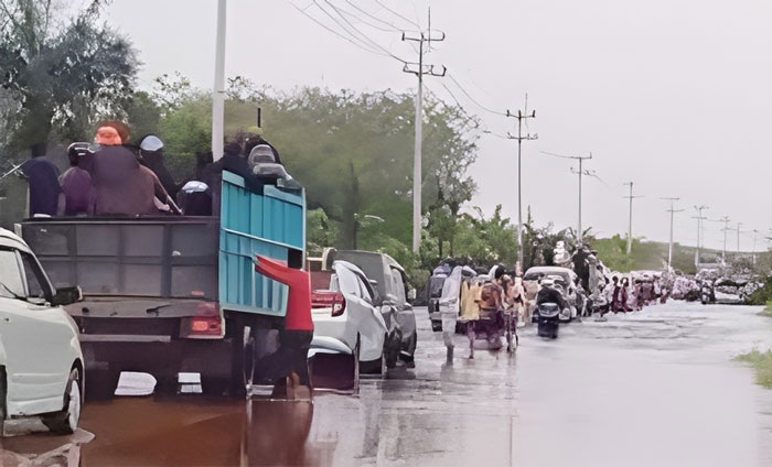 Puluhan kendaraan antre di Jalan Lintas Timur dekat Desa Kemang, Kecamatan Pangkalan Kuras, Kabupaten Pelalawan, Rabu (3/1/2024).