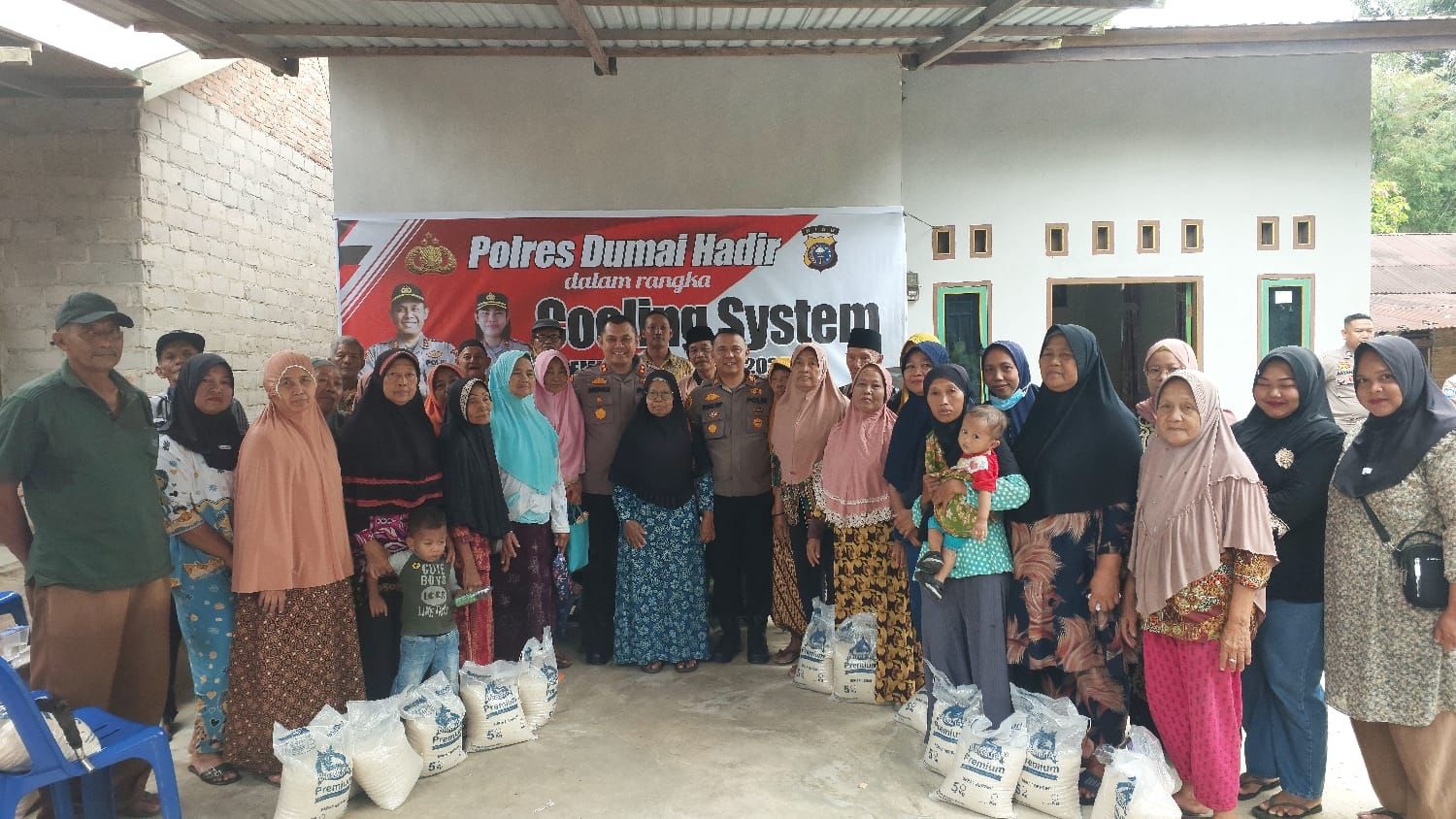 Kapolres Dumai AKBP Dhovan Oktavianton berfoto bersama jajaran dan masyarakat Bukit Kapur saat pelaksanaan kegiatan cooling system di Kota Dumai, Selasa (16/1/2024).