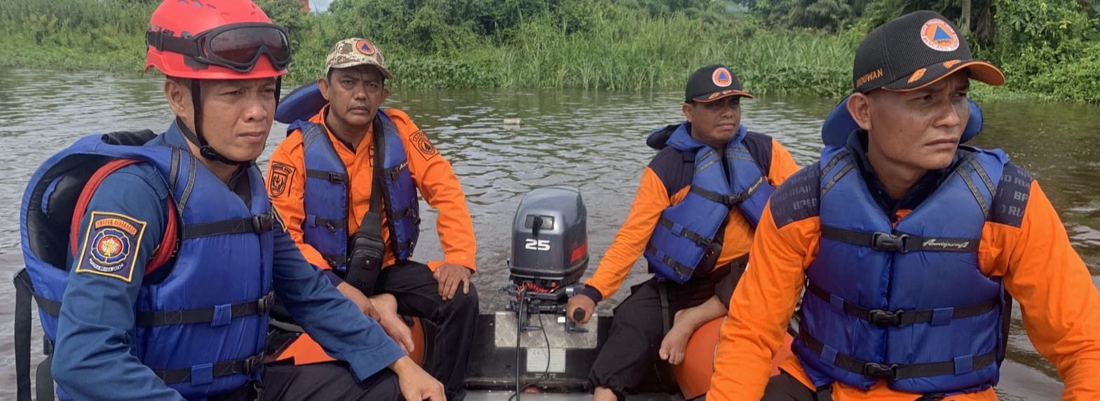 Personel KPBD Inhu saat melakukan pencarian terhadap korban tenggelam dengan cara menelusuri Sungai Indragiri, Selasa (16/1/2014).
