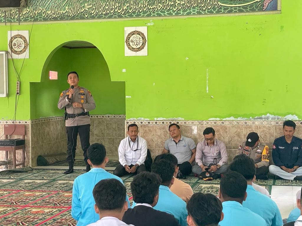 Kapolsek LBJ, Ipda Ripal Indrawata SH saatmenyampaikan pesan dan arahannya saat menggelar sosialisasi, cooling system dan Cipta Kondisi (Cipkon) Pemilu Damai 2024 di SMKN I LBJ, Selasa (16/1/2024).