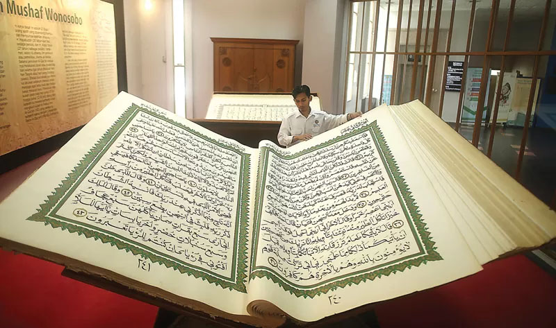 Petugas mengecek Alquran raksasa di Bayt Aluquran dan Museum Istiqlal di Taman Mini Indonesia Indah, Jakarta (4/4).