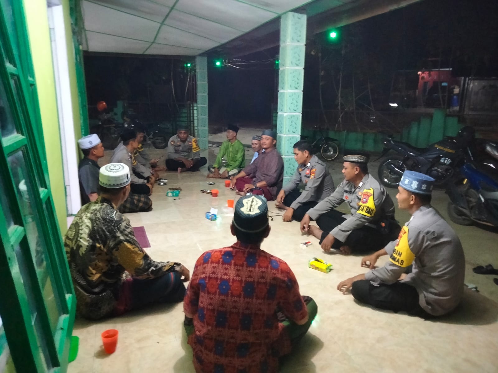 Personil Polsek Simpang Kanan diskusi dengan warga usai pelaksanan salat subuh di Masjid Al Amin Kepenghuluan Bagan Nibung, Simpang Kanan, Selasa (16/1/2024).