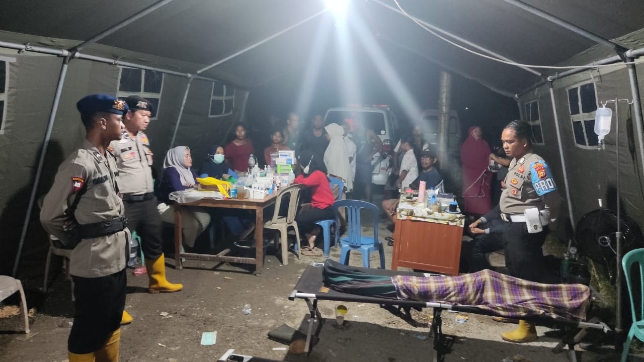 Personel Polsek Rantau Kopar siaga pada saat evakuasi korban di pos kesehatan Rantau Kopar, Senin (15/1/2024).