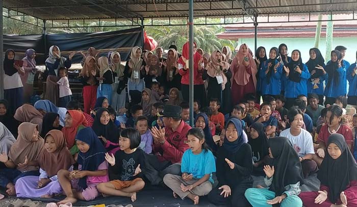 Tim Fanlugar menyerahkan bantuan makanan kepada masyarakat  terdampak banjir di  Desa Sungai Linau, Kecamatan Siak Kecil, Ahad (14/1/2024).