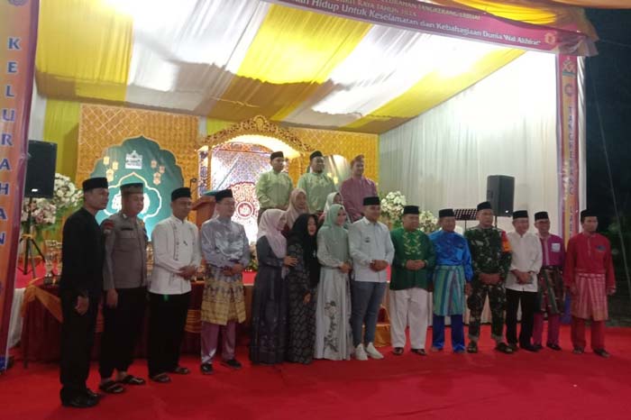 Camat Bukit Raya  Tengku Ardi Dwisasti SSTP foto bersama panitia dan tokoh masyarakat Tangkerang Labuai usai pembukaan MTQ, Ahad (14/1/2024).