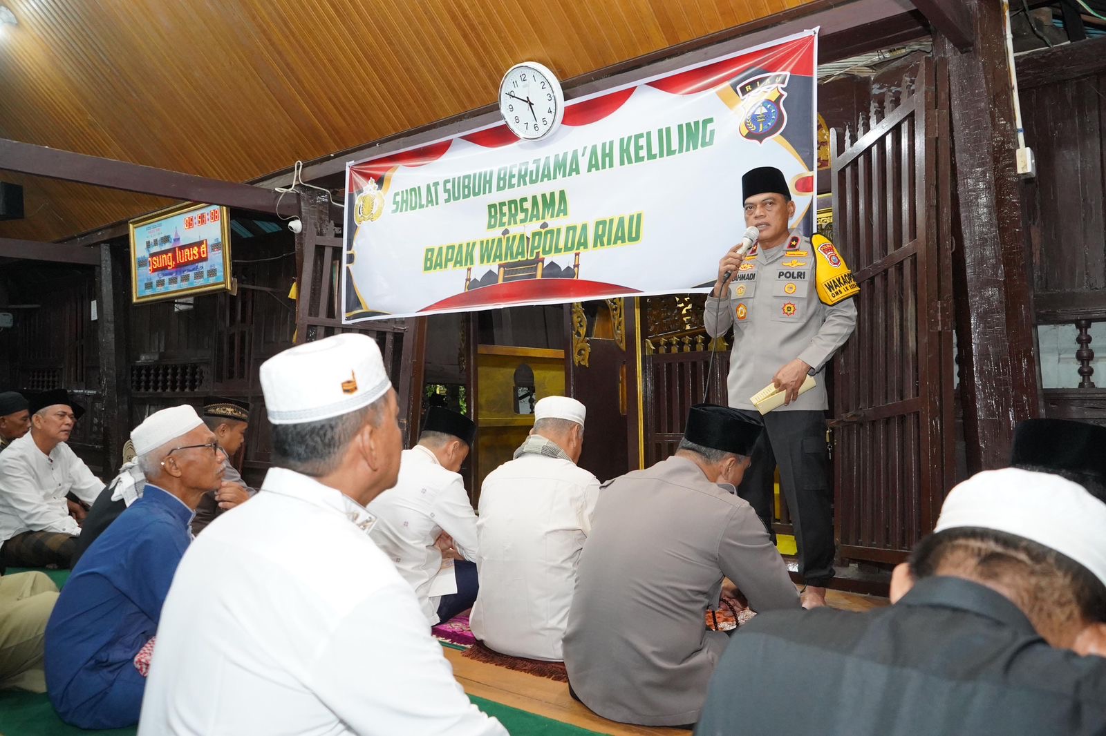 Wakapolda Riau Brigjen Pol K Rahmadi saat memberikan sambutan usai melaksanakan Salat Subuh berjamaah di Masjid Jami Air Tiris, Kampar, Selasa (16/1/2024).