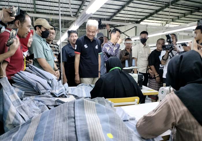 Ganjar melihat proses pro&shy;duksi di pabrik garmen di Nangka Sepet, Bawang, Banjarnegara, kemarin (15/1/2024).
