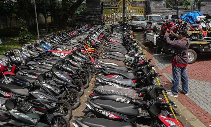 Warga didampingi polisi mencari kendaraan miliknya yang hilang usai rilis ratusan kendaraan hasil curian yang ditampung di Gudang Balkir Pusat Zeni TNI Angkatan Darat (AD) di Polda Metro Jaya, Jakarta
