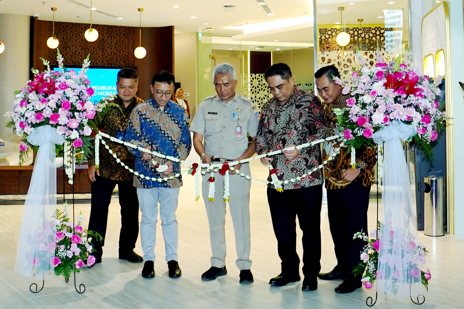 Direktur Utama PT Telkom Landmark Tower Robit Cahyono, saat potong pita pada Grand Opening BSI KCP Jakarta Telkom Gatot Subroto di Telkom Landmark Tower, Jakarta (15/1/2024).