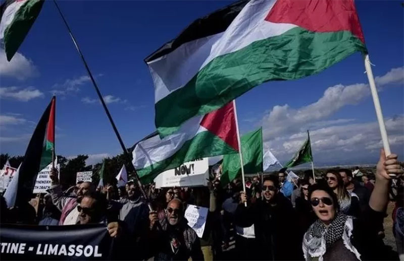 Demonstran memprotes perang yang melibatkan AS, Inggris, dan Israel.
