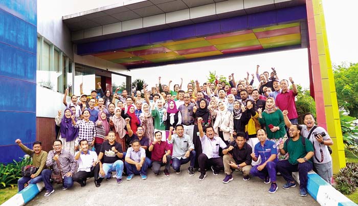 Karyawan Riau Pos fot bersama usai mengikuti rapat di Gedung Graha Pena Riau, Selasa (16/1/2024).