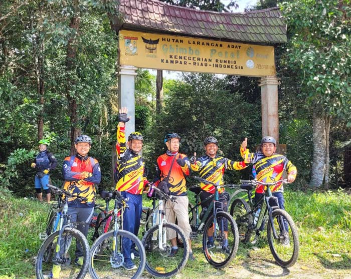 Warkop Gowes Community foto bersama saat mengikuti gowes, beberapa waktu lalu.