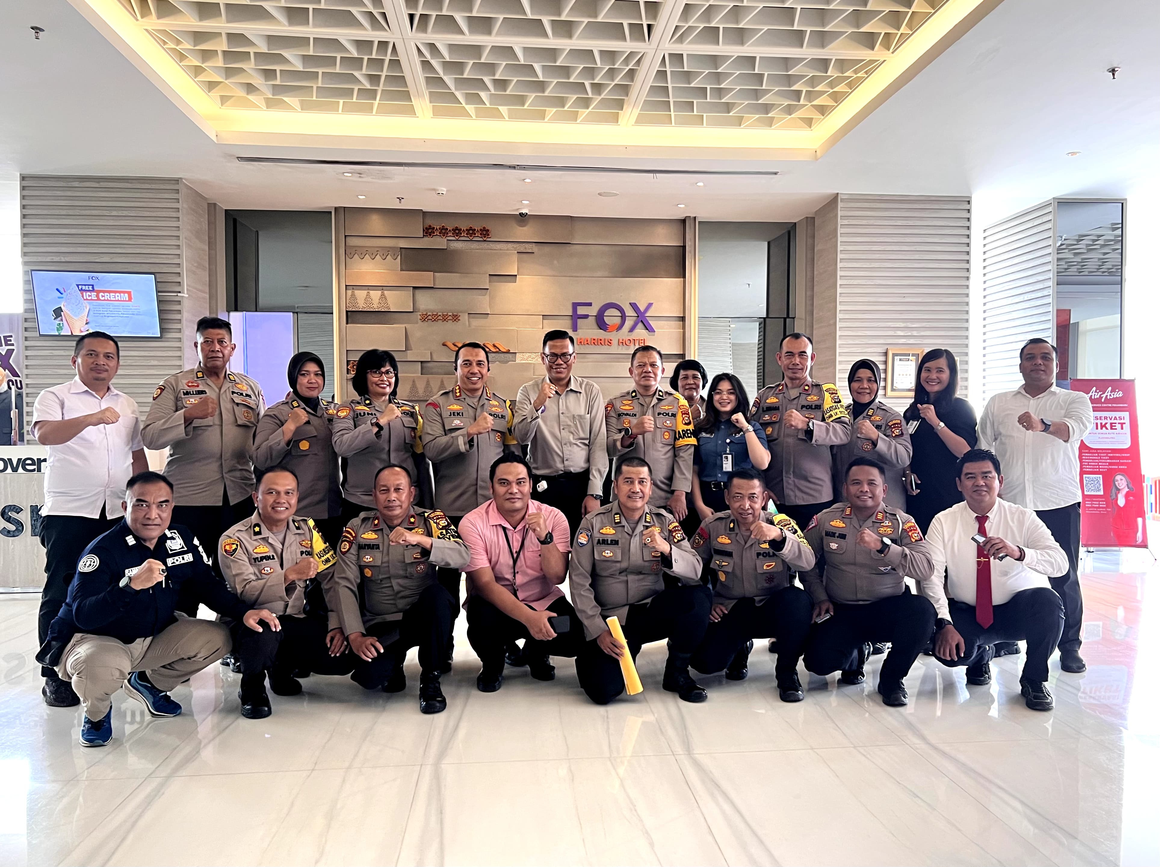 Kapolresta Pekanbaru, Jeki Rahmat Mustika foto bersama manajemen Fox Hotel Pekanbaru, baru-baru ini.
