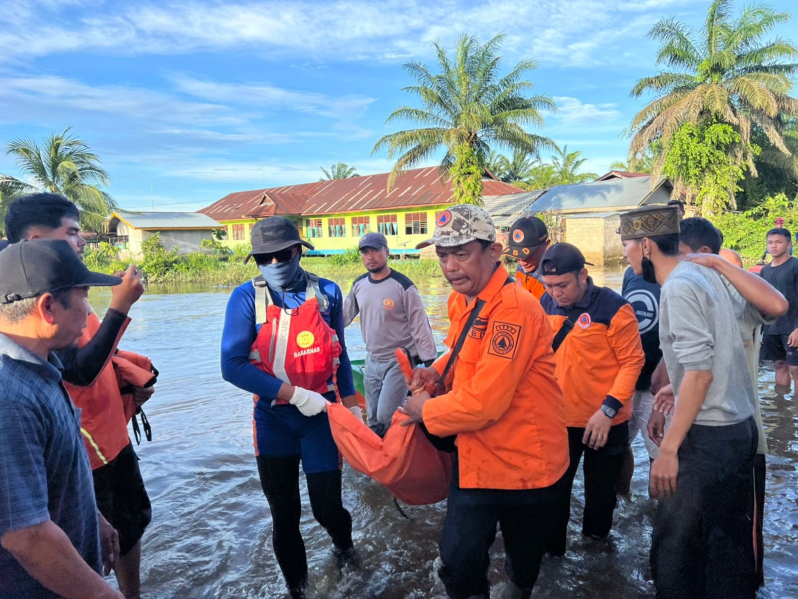 Tim gabungan mengevakuasi korban tenggelam untuk dilakukan pemeriksaan di Puskesmas Kuala Cenaku, Selasa (16/1/2024).
