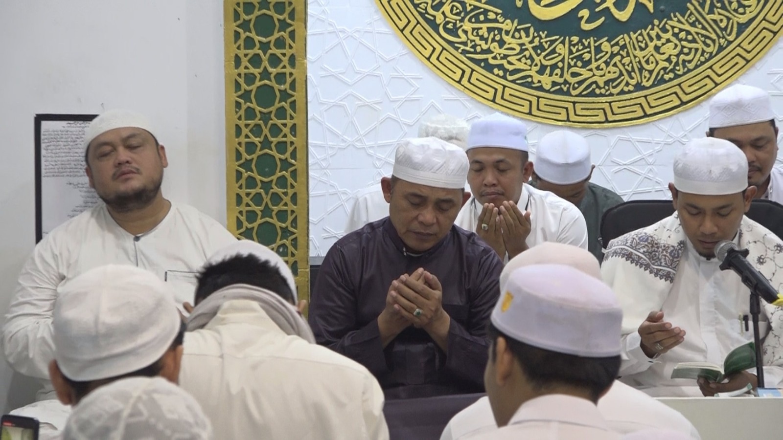 Pj Bupati Inhil H Herman, mendahkan telapak tangan seraya berdoa pada majelis tersebut.